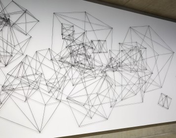 Heike Weber, cubes, 2022, Plastikkordel auf Nadeln, 3,40 × 23 m. Foto: J. Vogel, LVR-LandesMuseum Bonn © VG Bild-Kunst, Bonn 2022 