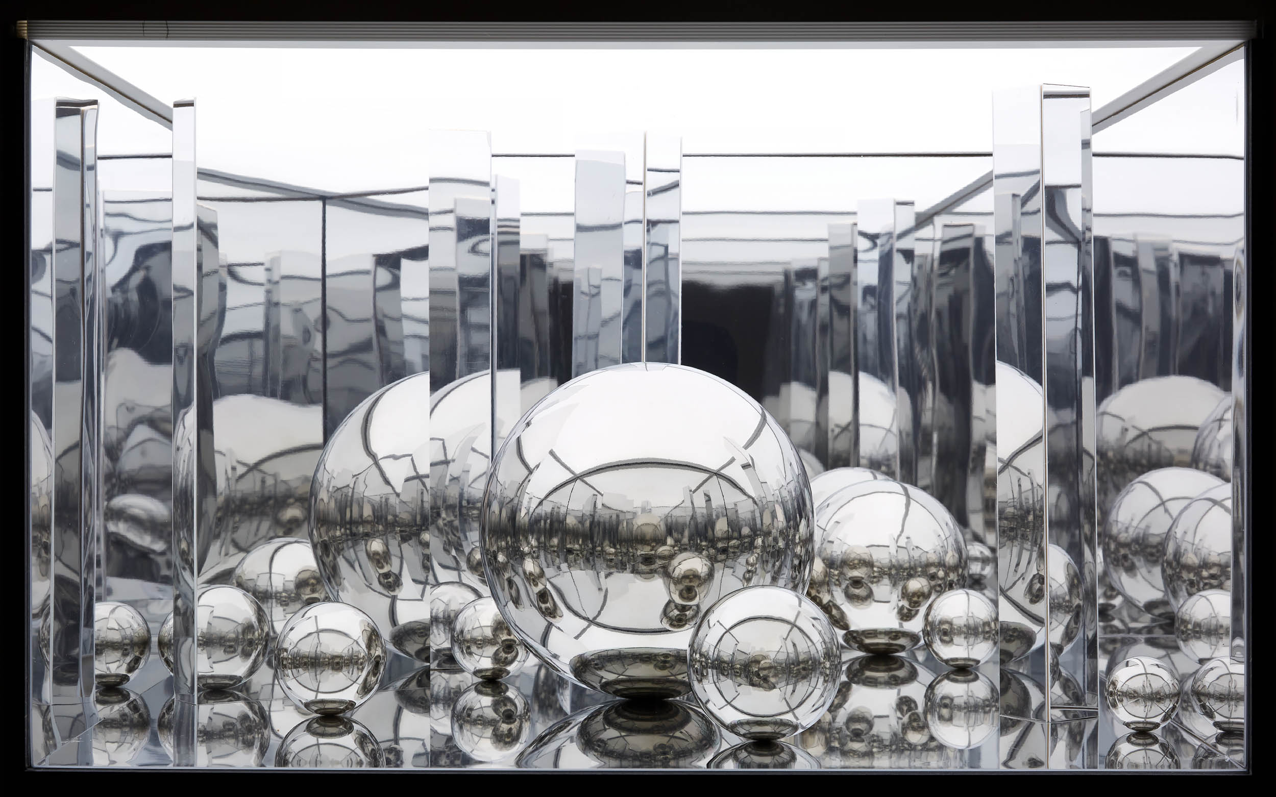 Heike Weber, inner cloud, 2022, Holzbox verspiegelt, 40 × 60 × 60 cm; Stahlgestelle, 135 × 60 × 60 cm. Foto: J. Vogel, LVR-LandesMuseum Bonn © VG Bild-Kunst, Bonn 2022.
