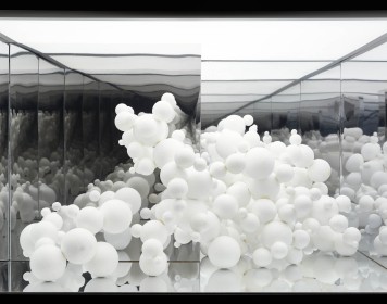 Heike Weber, inner cloud, 2022, Holzbox verspiegelt, 40 × 60 × 60 cm; Stahlgestelle, 135 × 60 × 60 cm. Foto: J. Vogel, LVR-LandesMuseum Bonn © VG Bild-Kunst, Bonn 2022.