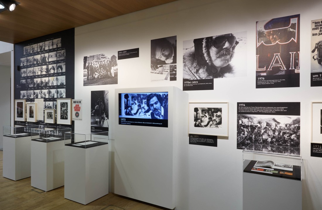 Ein Blick in die Ausstellung über Dirk Reinartz. Fotos und Daten an einer Wand zeichnen seine Biografie nach.