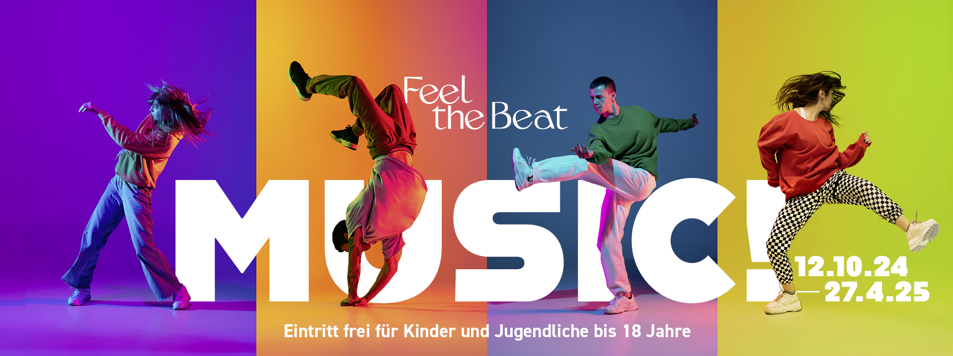 Das Keyvisual der MUSIC-Ausstellung. Vier Tänzer*innen tanzen jeweils vor einem bunten Hintergrund und um die großen weißen Buchstaben von dem Wort MUSIC herum.