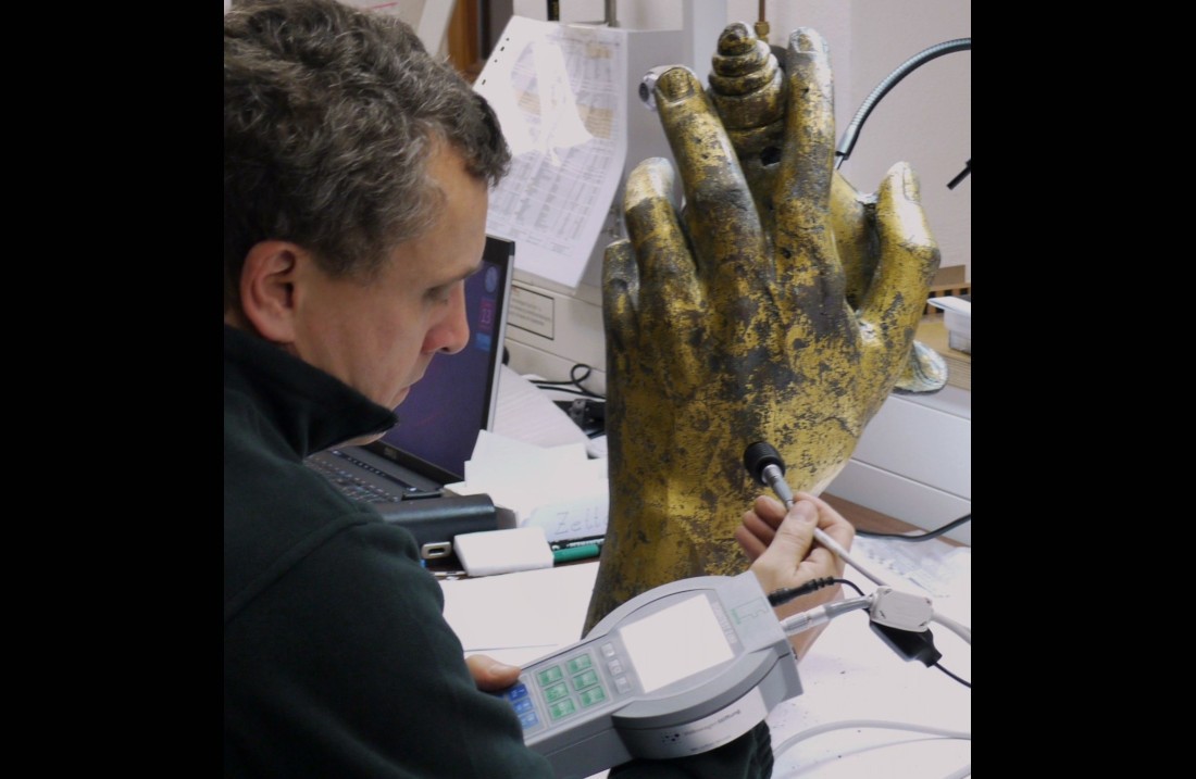 An einer überlebensgroßen Hand wird eine Wirbelstrommessung vorgenommen. Foto: LVR-LandesMuseum Bonn.