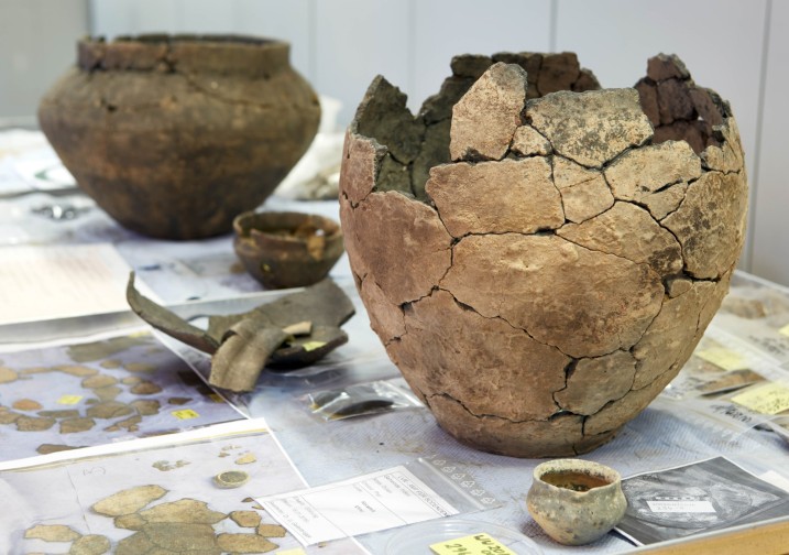 Foto einer beschädigten Vase aus Keramik, die wieder zusammen gesetzt wurde. Foto: J. Vogel, LVR-LandesMuseum Bonn.
