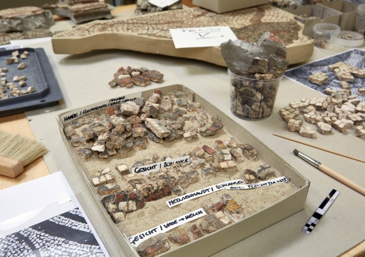 Blick in einen Karton mit sortierten Bruchstücken eines großen Mosaiks. Foto: J. Vogel, LVR-LandesMuseum Bonn.