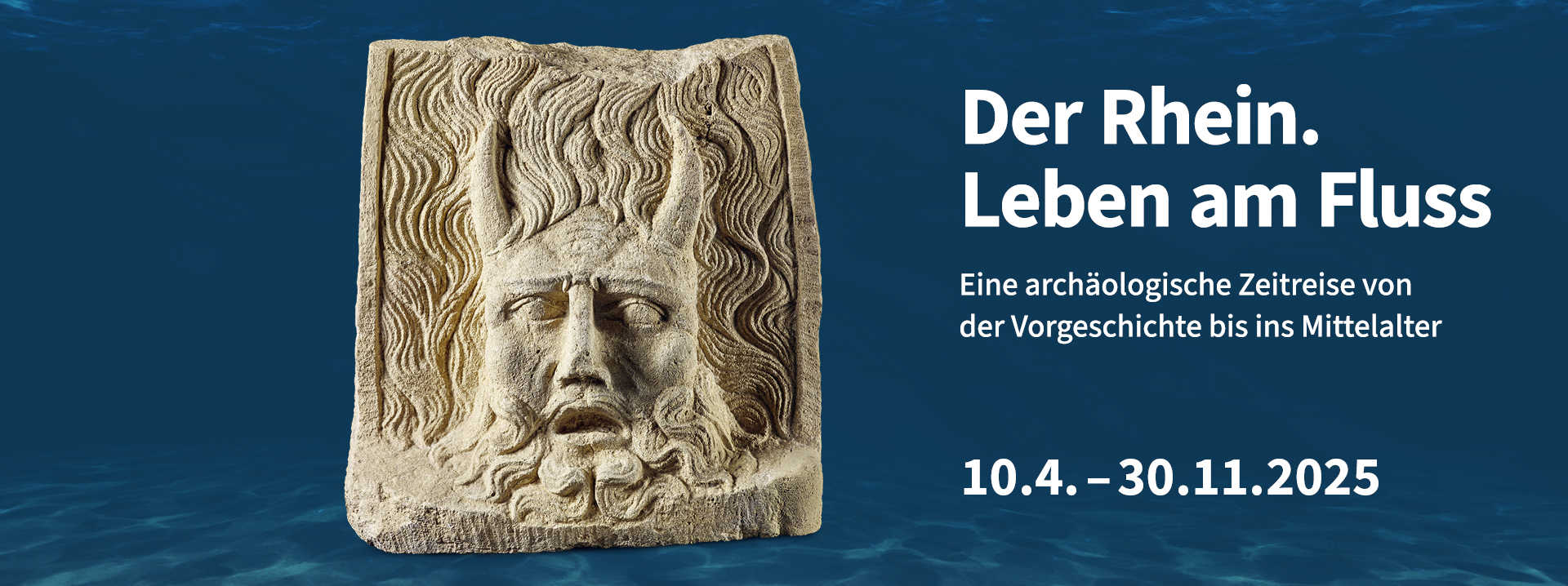 Die Abbildung zeigt das Steinrelief des Rhenus bicornis und daneben in weißer Schrift den Ausstellungstitel und die Laufzeit.