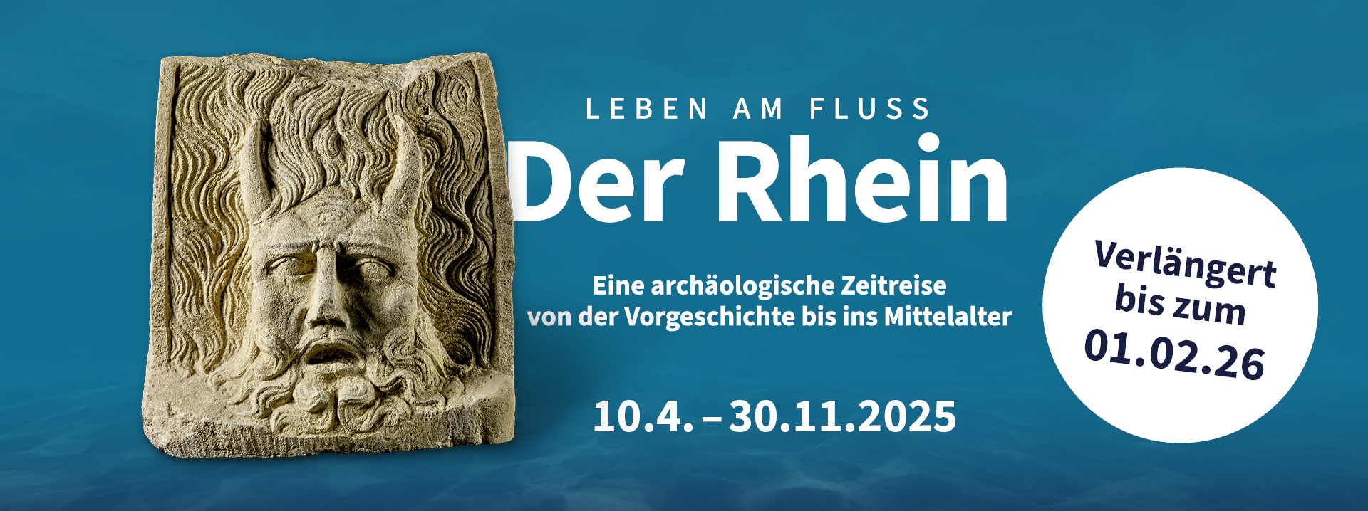 EIn Steinrelief, das einen bärtigen Mann mit zwei Hörnern zeigt, vor blauem Hintergrund.