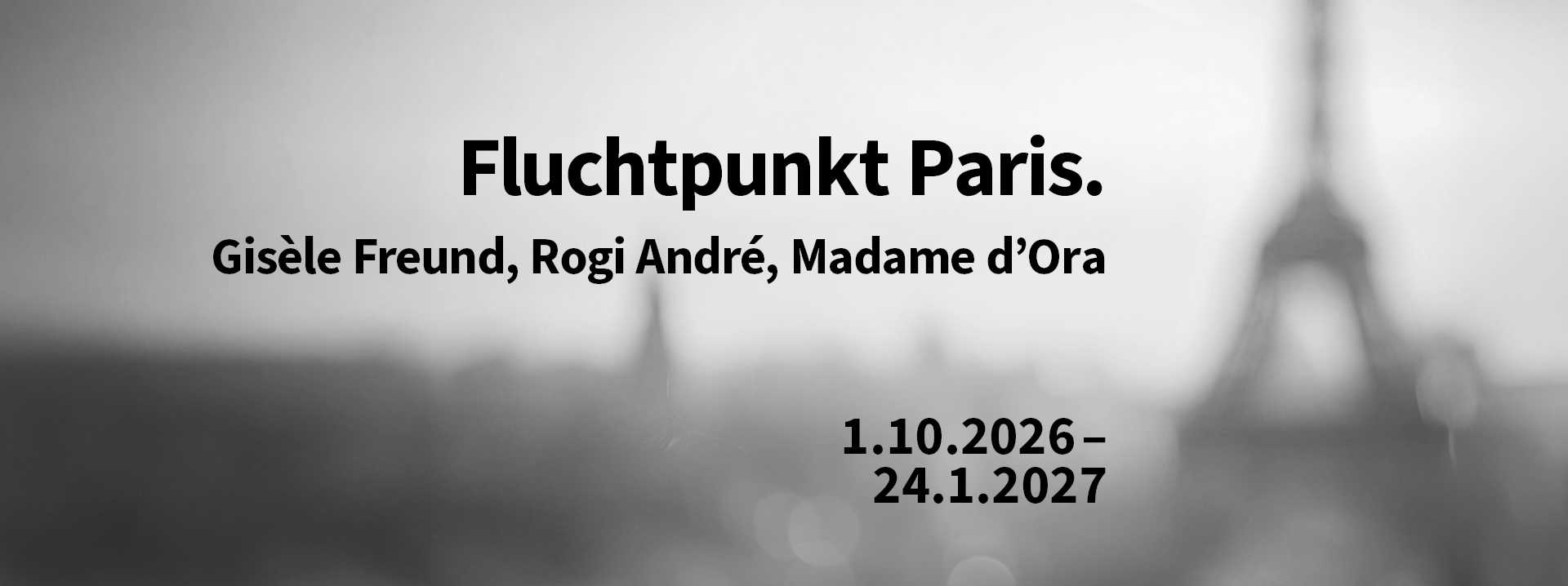 Auf einer unscharfen schwarzweißen Stadtansicht von Paris steht der Titel und die Laufzeit der Ausstellung. 