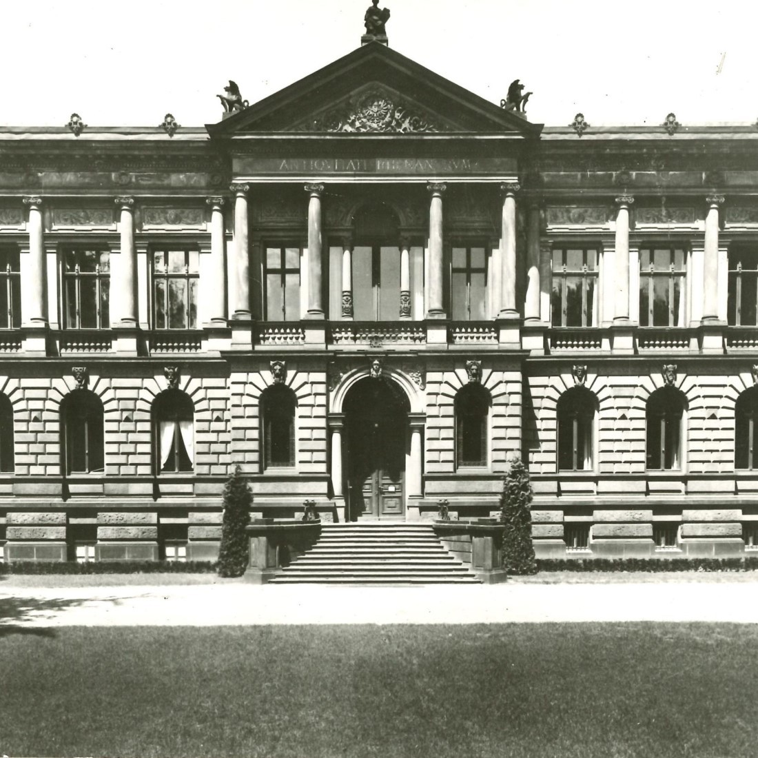 Historische Aufnahme des Altbaus des Landesmuseums um 1900. Blick von der Colmantstraße aus. Foto: LVR-LandesMuseum Bonn.