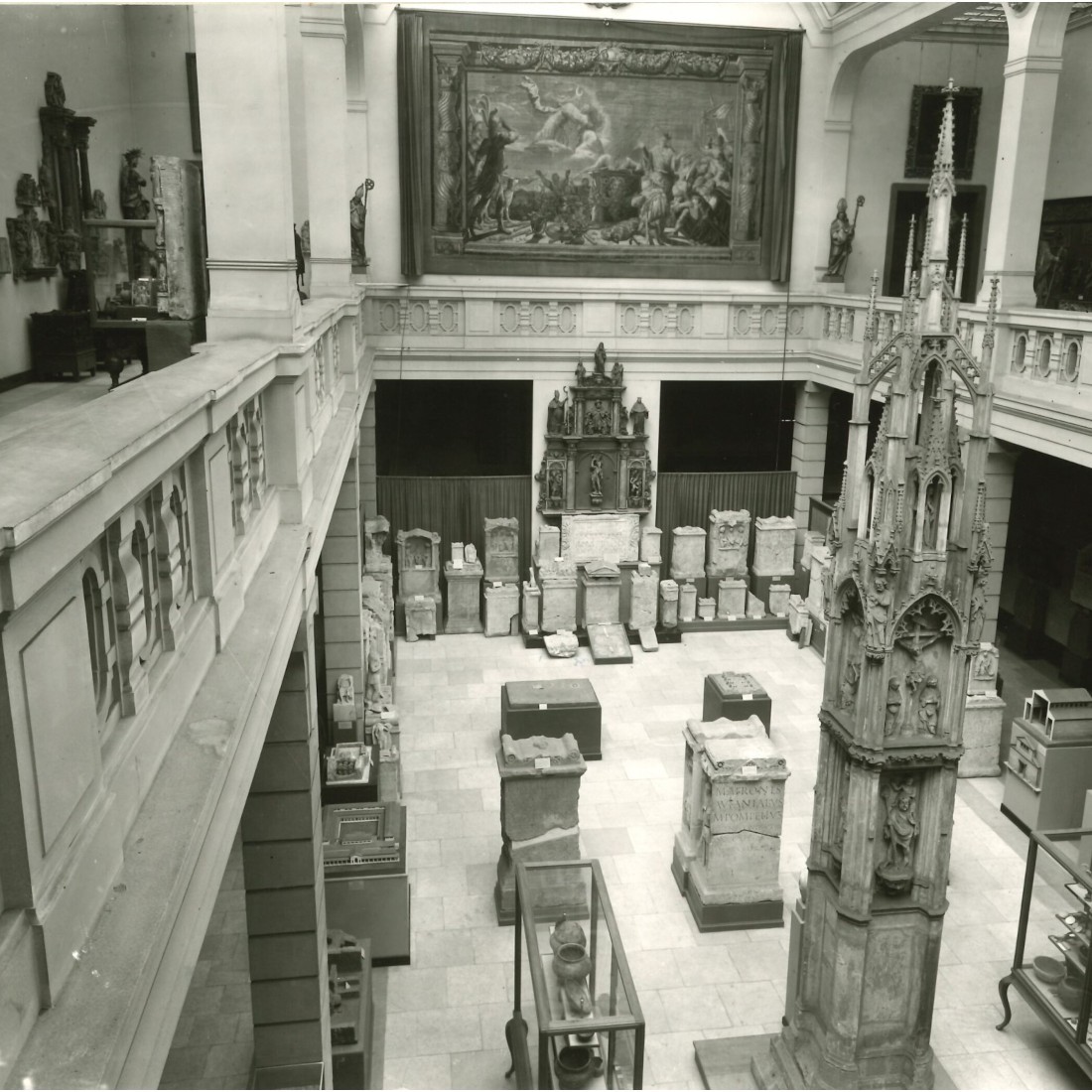 Blick in die Oberlichthalle mit historischer Sammlungspräsentation. Foto: LVR-LandesMuseum Bonn.