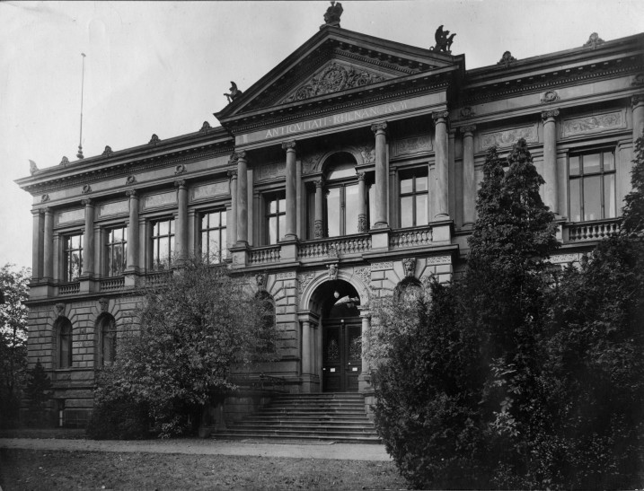 Alte schwarz-weiß Fotografie des historischen Museumsgebäudes am Anfang des 20. Jahrhunderts. Foto: LVR-LandesMuseum Bonn.