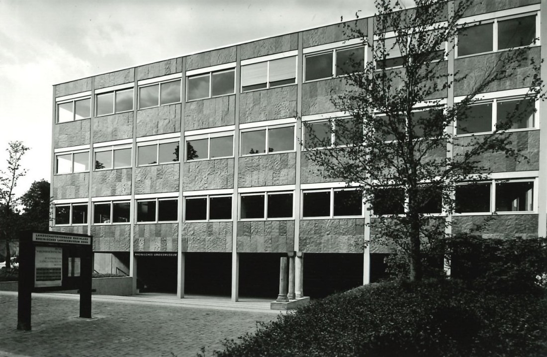 Ansicht des Haupteingangs des neuen Museumsgebäudes, das zwischen 1963 und 1967 gebaut wurde. Foto: LVR-LandesMuseum Bonn.