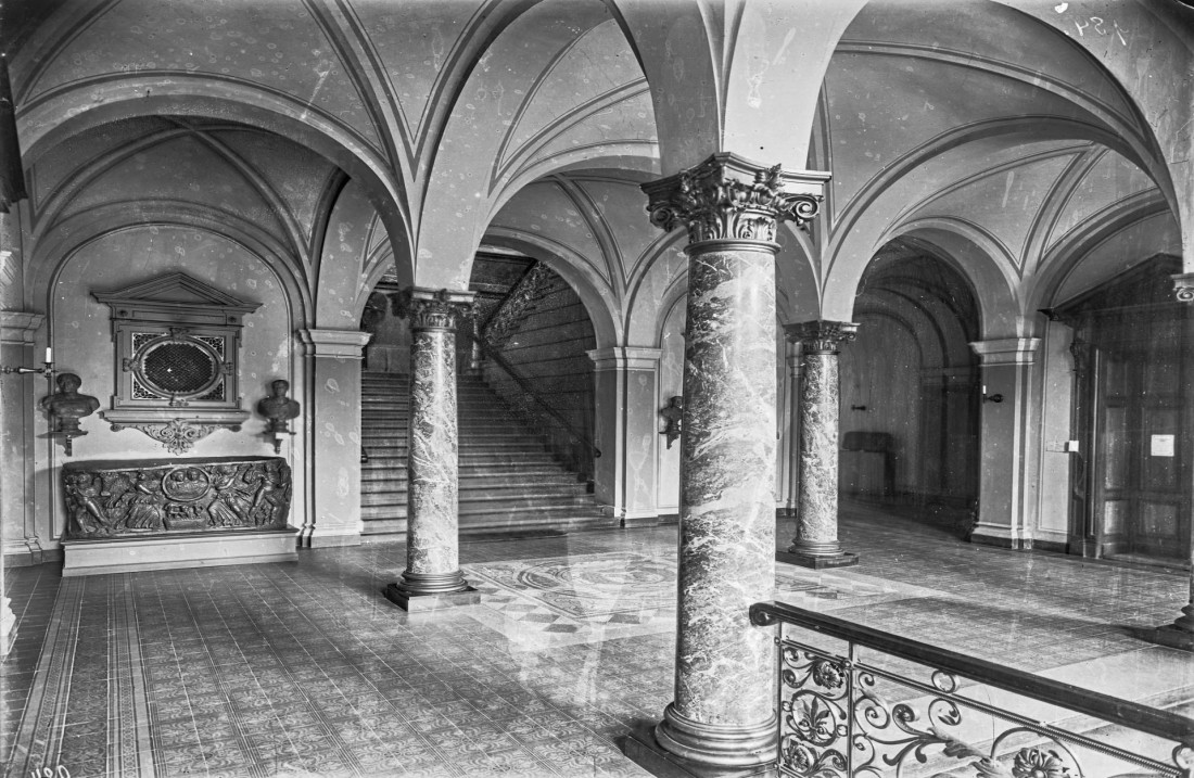 Die Eingangshalle im Museumsgebäude. Das Gewölbe wird von Säulen gehalten. Die historische Aufnahme entstand ca. 1893. Foto: LVR-LandesMuseum Bonn.
