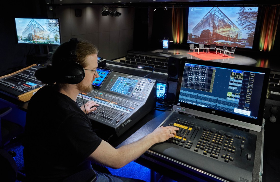 Die Technik im Veranstaltungssaal ist auf dem neuesten Stand der Technik. Sie ermöglicht das Streamen von Veranstaltungen und dank Übersetzerkabinen sind auch mehrsprachige Events möglich. 