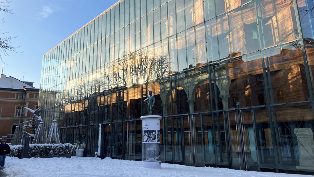 Der Vorplatz des LVR-Landesmuseum Bonn ist mit Schnee bedeckt. 