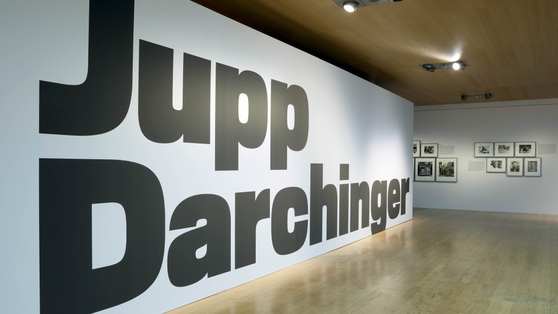 Auf einer Wand in der Ausstellung steht "Jupp Darchinger"