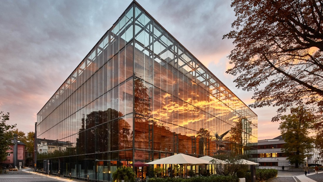 Das Museum erstrahlt in der herbstlichen Abenddämmerung 