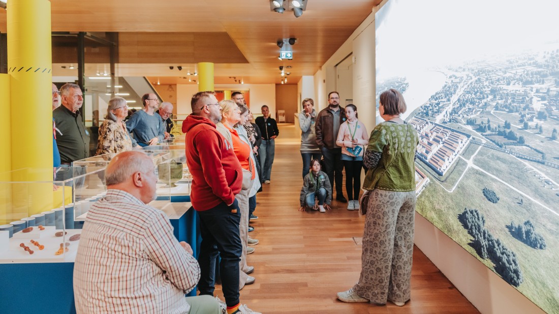 Besuchende lassen sich durch die Ausstellung "Der Rhein. Leben am Fluss" führen