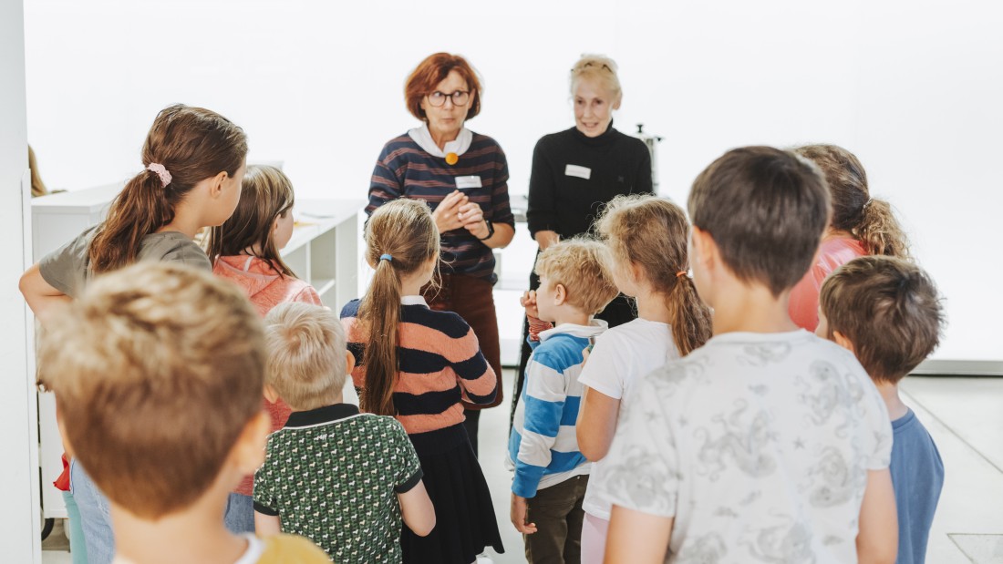 Kinder nehmen an einem Workshop teil 