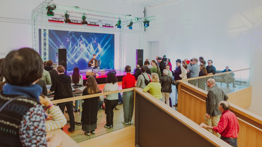 Groß und Klein stehen vor der Open Stage und lauschen den Klängen. 