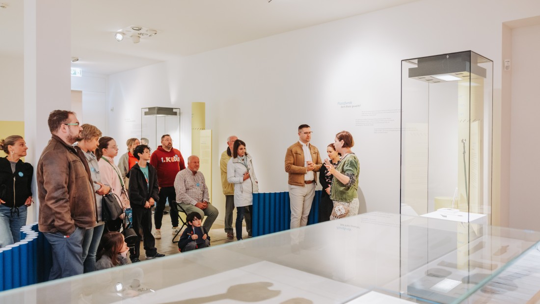 Ein Museumsguide führt durch die Präsentation "Der Rhein. Leben am Fluss"