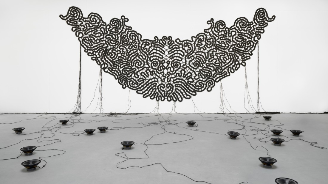 Begleitend zur Ausstellung „Schöne neue Arbeitswelt. Traum und Trauma der Moderne“ zeigt die Künstlerin und aktuelle Trägerin des Rheinischen Kunstpreises, Gertrud Riethmüller, ausgewählte Installationen zu historischen Arbeitswelten. Das zentrale Werk "Ein Kragen – Im Kranz der Verflechtung" thematisiert die prekäre Lage von Spitzenklöpplerinnen im 19. Jahrhundert und damit die Rolle von Frauen in der Handarbeit.