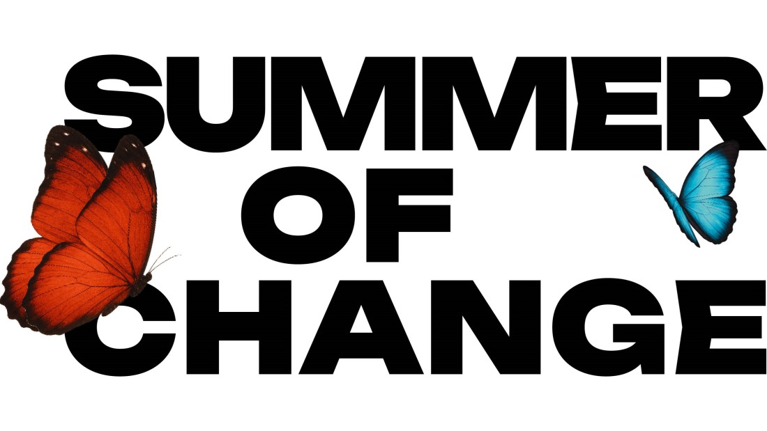 Das Keyvisual zum Summer of Change zeigt den Schriftzug und zwei Schmetterlinge.