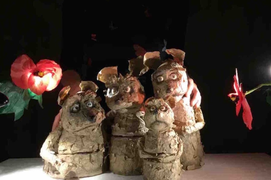 Vier M&auml;usepuppen aus Pappe in unterschiedlicher Gr&ouml;&szlig;e schauen den Betrachter an.