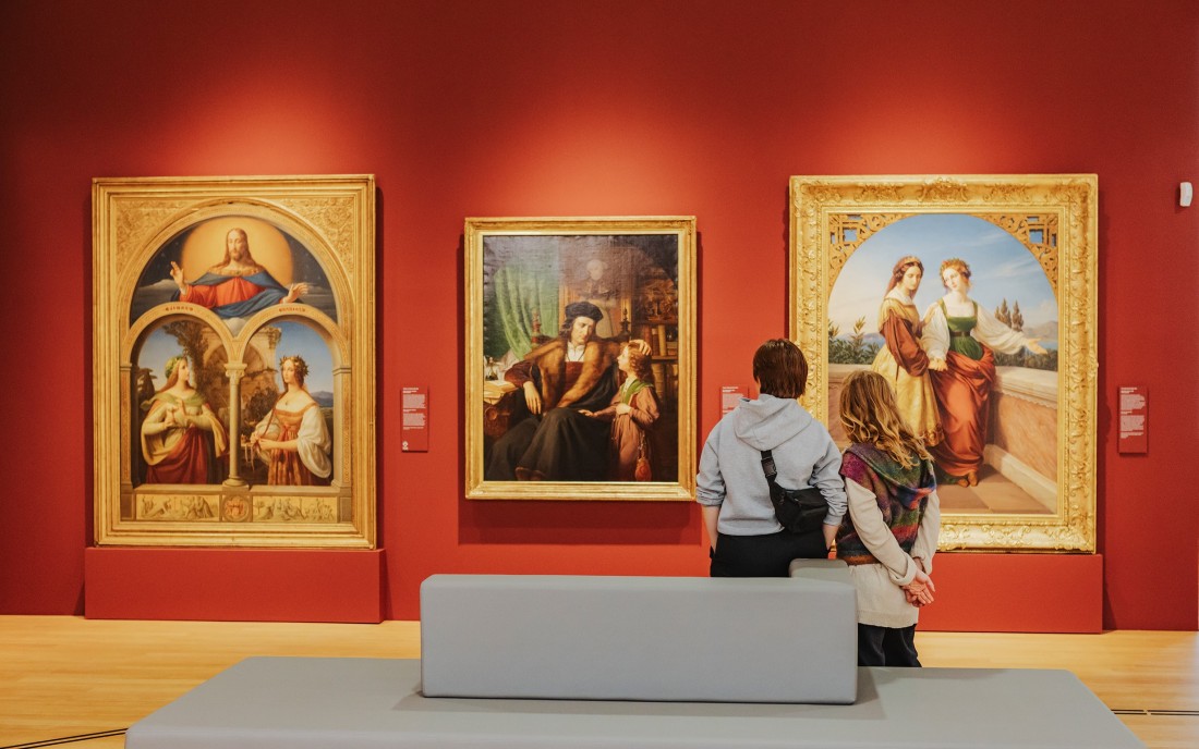 Besuchende schauen sich Gem&auml;lde der Dauerausstellung "WELT IM WANDEL" an.