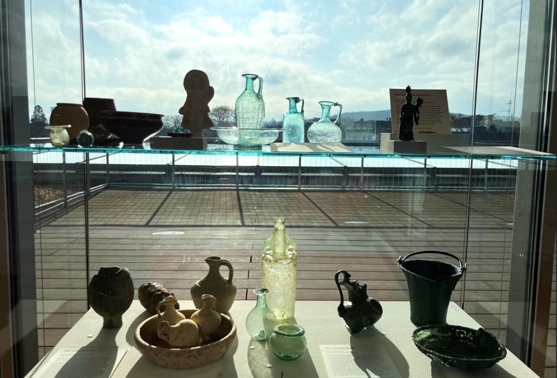 Vitrine mit r&ouml;mischem Glas in der Ausstellung "Arch&auml;ologie im Rheinland 2025"
