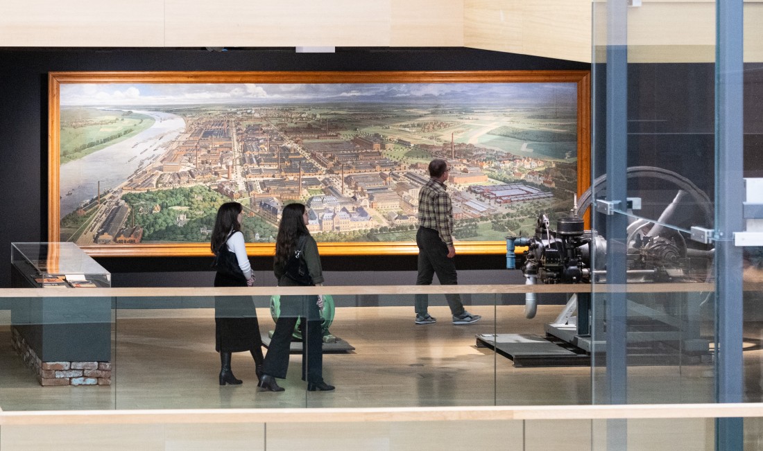 Besuchende in der Ausstellung "Sch&ouml;ne neue Arbeitswelt".