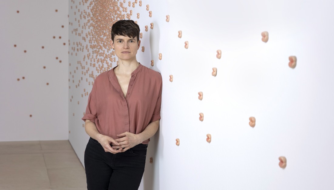 K&uuml;nstlerin Isabell Kamp steht vor einem Kunstwerk.