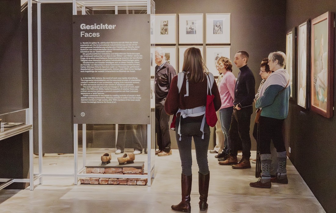 Besuchende werden durch die Ausstellung "Sch&ouml;ne neue Arbeitswelt" gef&uuml;hrt. 