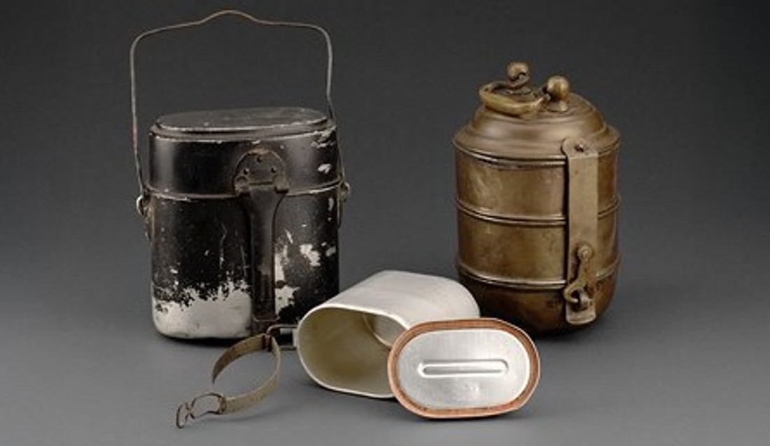 Das Bild zeigt drei Henkelm&auml;nner aus der ersten H&auml;lfte des 20. Jahrhunderts. 