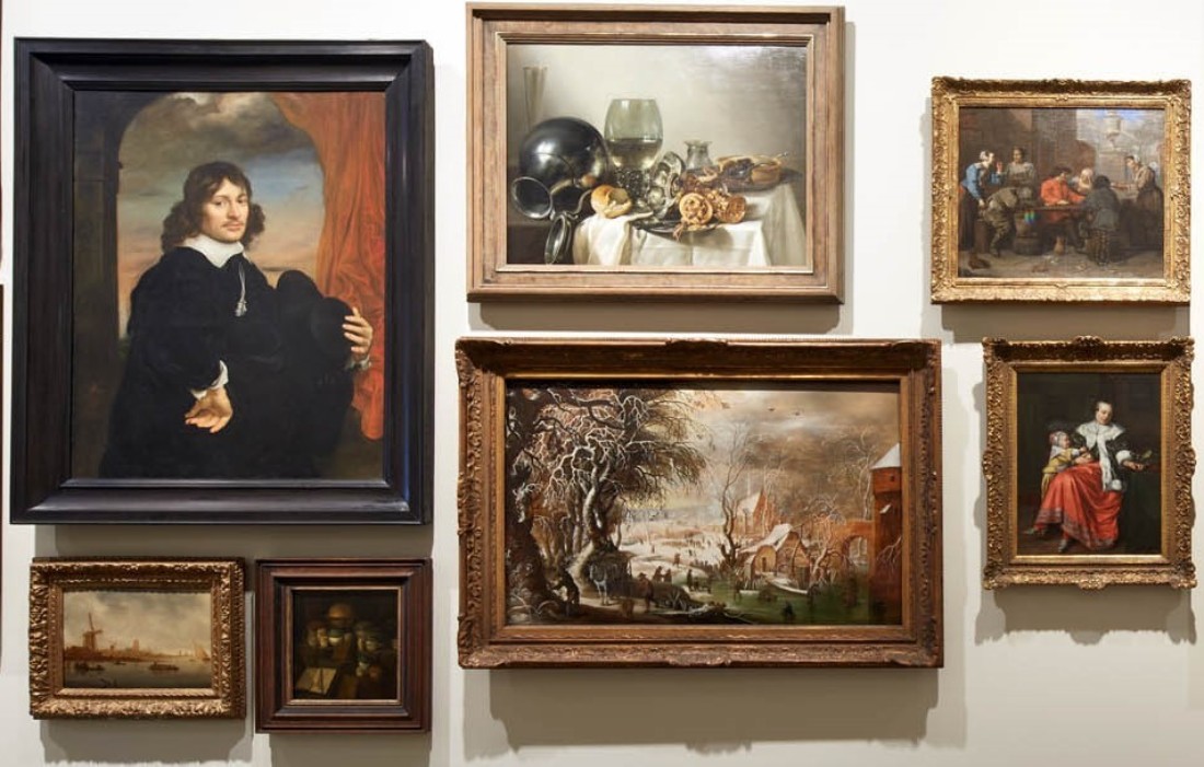 Verschiedene Gem&auml;lde h&auml;ngen an der Wand der Dauerausstellung "WELT IM WANDEL"