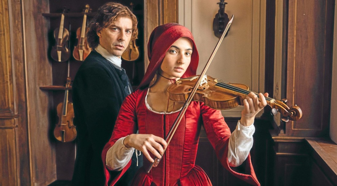 Ausschnitt aus dem Kinofilm "Vivaldi und ich": Im Vordergrund ist eine Violinistin zu sehen, hinter ihr steht ein Mann. 