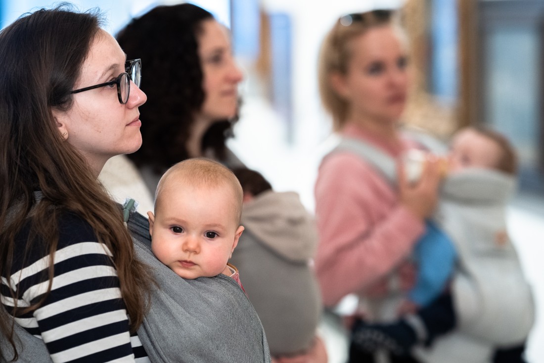 Eine Gruppe M&uuml;tter mit ihren Babys.
