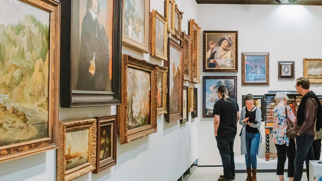 Besucherinnen und Besucher im Niederl&auml;nderkabinett in der Dauerausstellung WELT IM WANDEL.