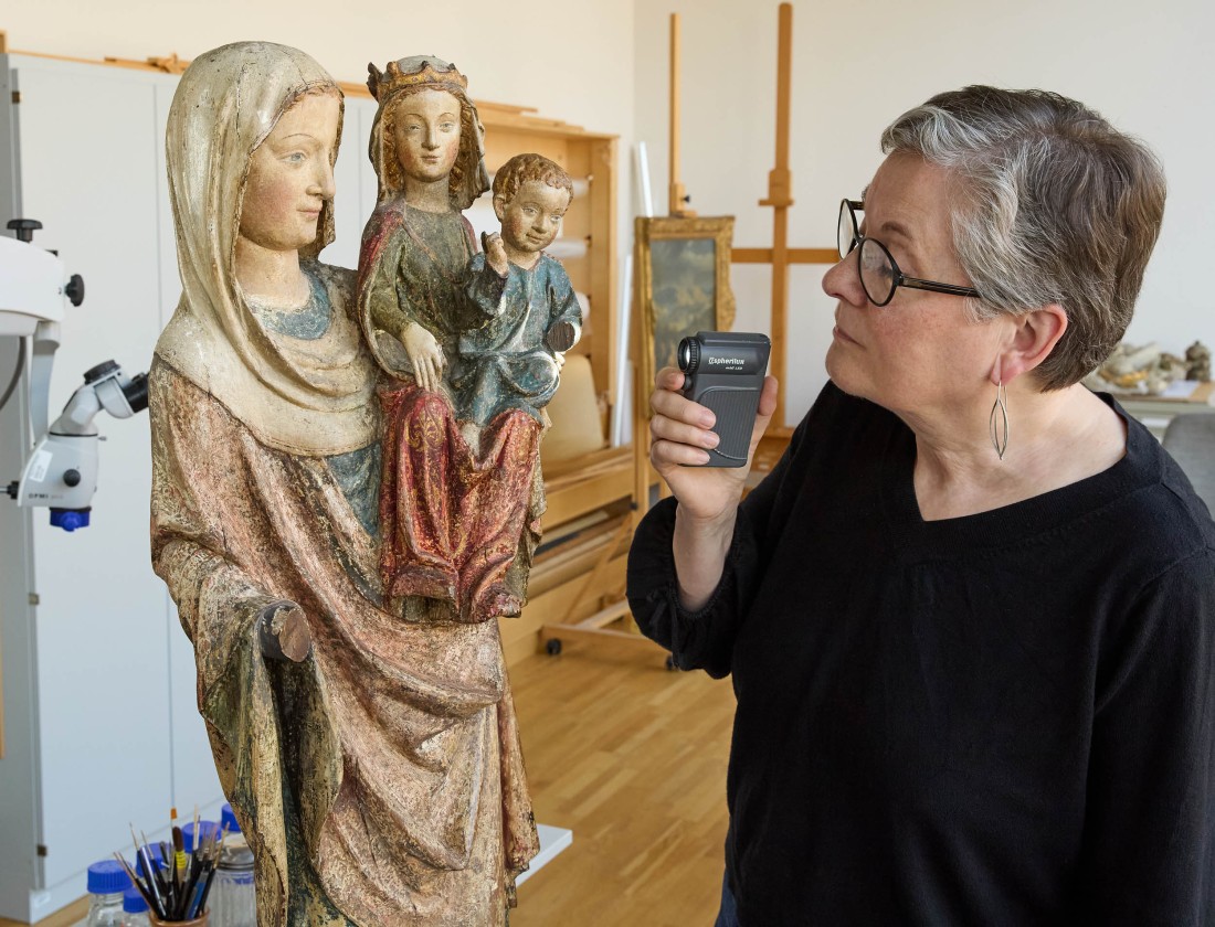 Restauratorin Katharina Liebetrau steht vor der mittelalterlichen Skulptur "Anna Selbdritt".