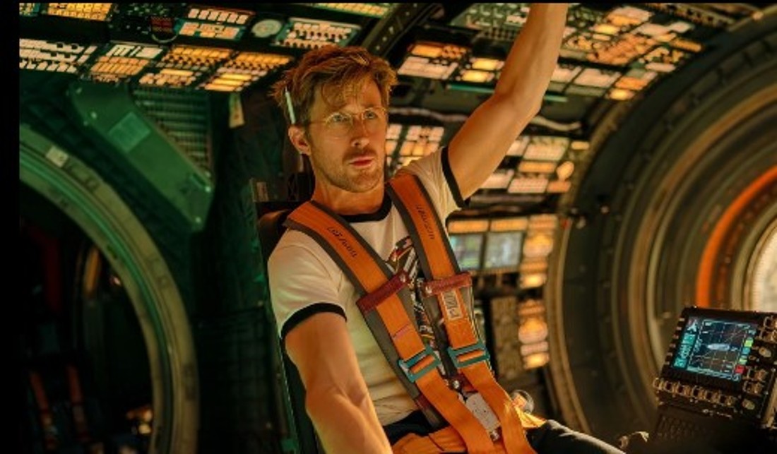 Ausschnitt aus dem Kinofilm "Der Astronaut": Ein Astronaut, gespielt von Ryan Gosling, sitzt in seinem Raumschiff.