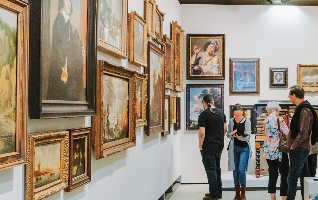 Eine Gruppe von Besuchenden schaut sich Bilder im Niederl&auml;nderkabinett des Landesmuseums an.