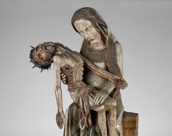 Die Skulptur zeigt Maria auf einem mit goldenen Blumen verziertem Podest. Sie hält den ausgezehrten Leichnam ihres Sohnes im Arm, welcher immer noch die Dornenkrone trägt und blutige Wunden am Kopf und Brustkorb hat. 