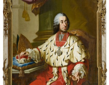 Der Kölner Erzbischof Clemens August sitzt vor einer Säule in einem mit Gold verzierten Stuhl. Über seinen roten Kurfürstenmantel trägt er einen Hermelinschulterkragen. Eingerahmt ist das Gemälde mit einem weiß-goldenen Rahmen.