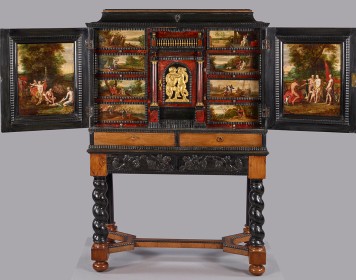 Der Kabinettschrank besteht aus dunklem Holz. Der Mittelteil des Kabinettschrankes zeigt ein goldenes Bild und ist auf beiden Seite von jeweils vier farbigen Bildern umgeben. Auf den ausgeklappten äußeren Tafeln befinden sich ebenfalls Gemälde.