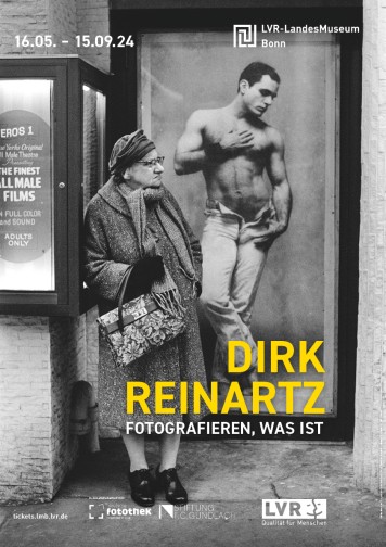 DAs Plakatmotiv zeigt ein schwarz-weißes Foto von Dirk Reinartz, auf dem eine alte Frau vor einem Werbeplakat steht, das einen oberkörperfreien Mann abbildet. Darauf steht der Titel und die Laufzeit der Ausstellung.