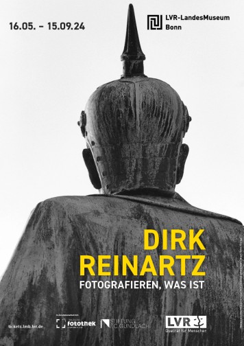 Das Plakatmotiv zeigt ein schwarz-weißes Foto mit der Rückenansicht einer monumentalen Bismarckstatue. Darauf steht der Titel und die Laufzeit der Ausstellung.