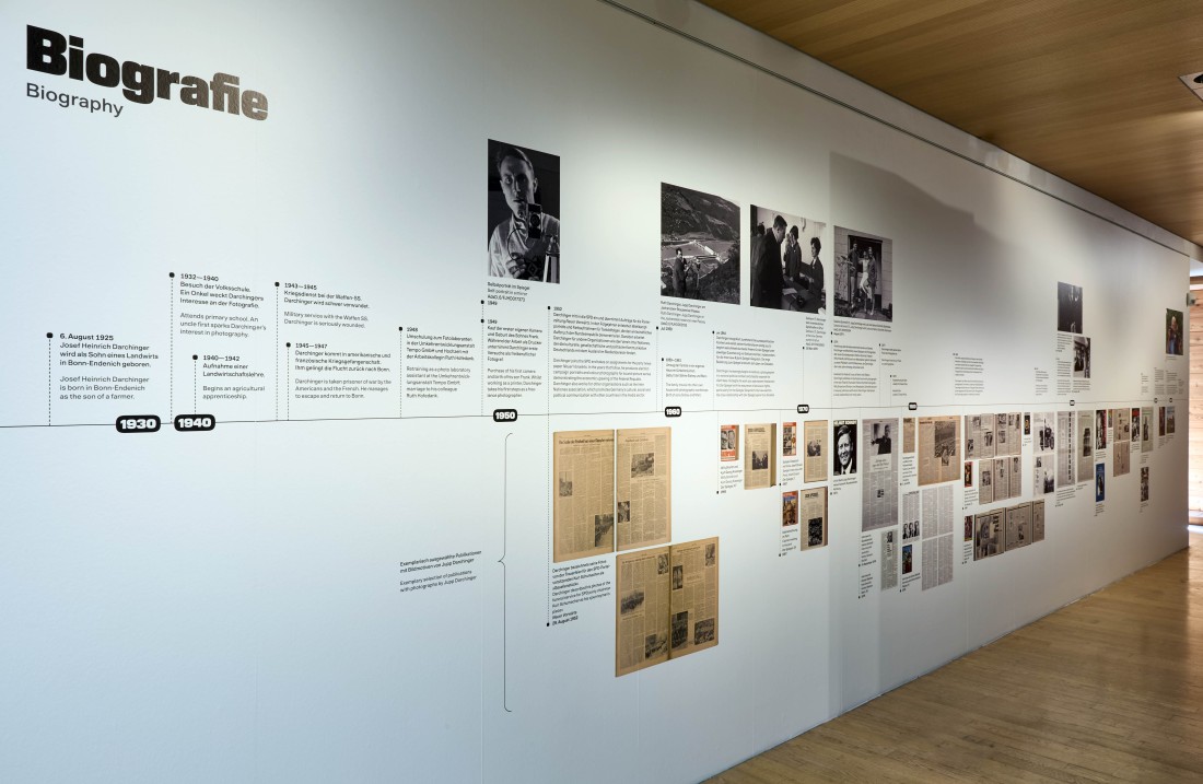AUsstellungsansicht der biografischen Wand