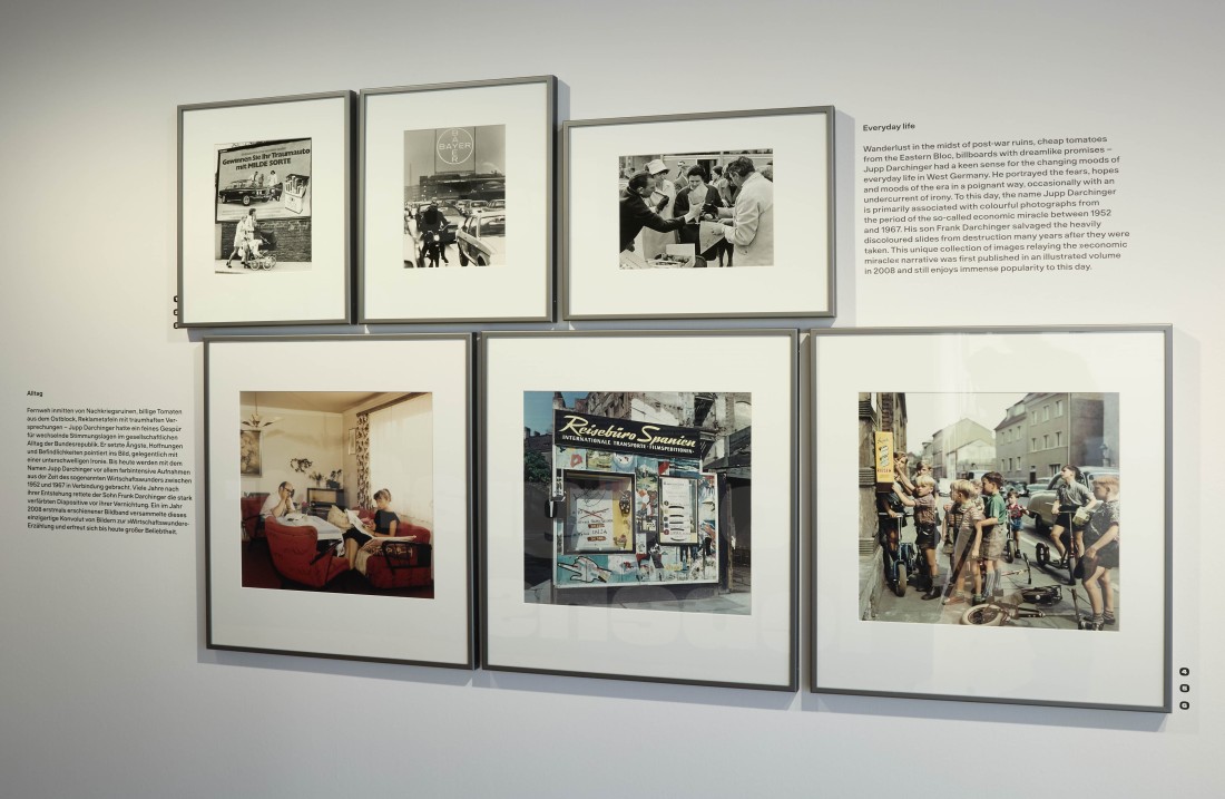 Ausstellungsansicht von sechs gerahmten Farbfotografien
