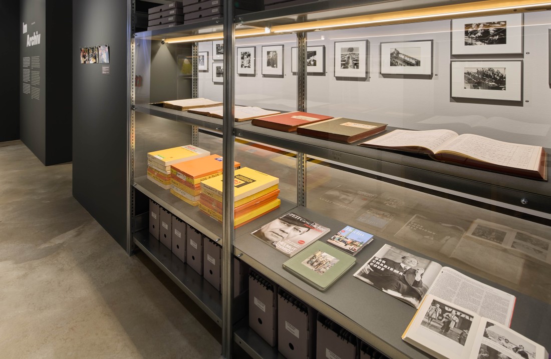 Ausstellungsansicht in eine raumtrennende Glasvitrine mit Archivalien