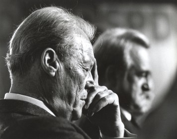 Schwarz-weiße Nahaufnahme von Willy Brandt im Profil