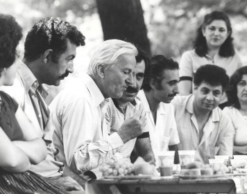 Schwarz-weiß-Aufnahme von Richard von Weizsäcker beim Frühstück mit Familie Barut im Berliner Tiergarten.